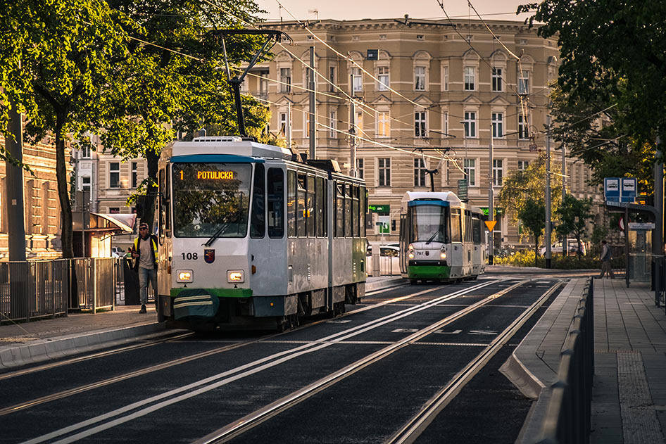 Zdjęcie tramwaju linii 7 na tle Bramy Portowej